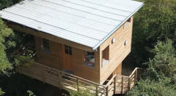 Dormir dans une cabane perchée à Vert en famille